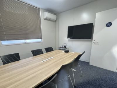 【大阪府 吹田市】 車のトラブルに駆け付けるロードサービススタッフ