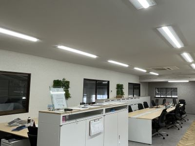 【福岡県 福岡市博多区】 車のトラブルに駆け付けるロードサービススタッフ